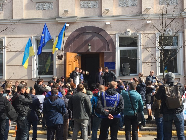 У центрі Києва триває мирний протест проти дискримінації сім'ї